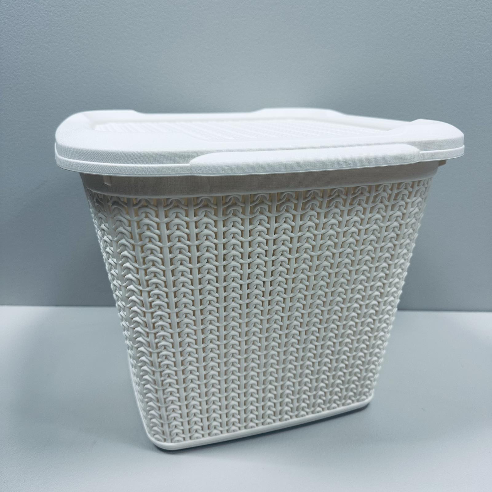 Корзина пластиковая с крышкой Ucsan Plastik М-071 30,5x32x25 см 15 л Бежевый
