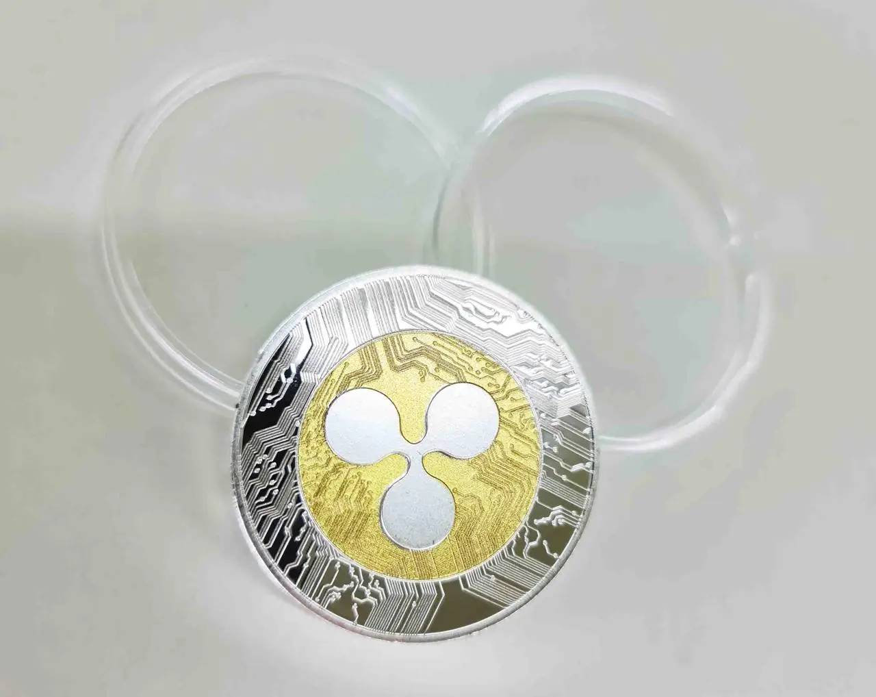 Монета сувенирная Eurs Ripple XRP Серебряно-золотой цвет (XRP-G-S)