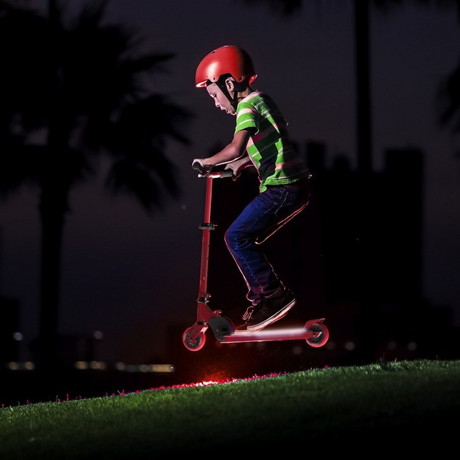 Самокат светящийся для детей от 5-ти до 9 лет Neon Dynamo красный