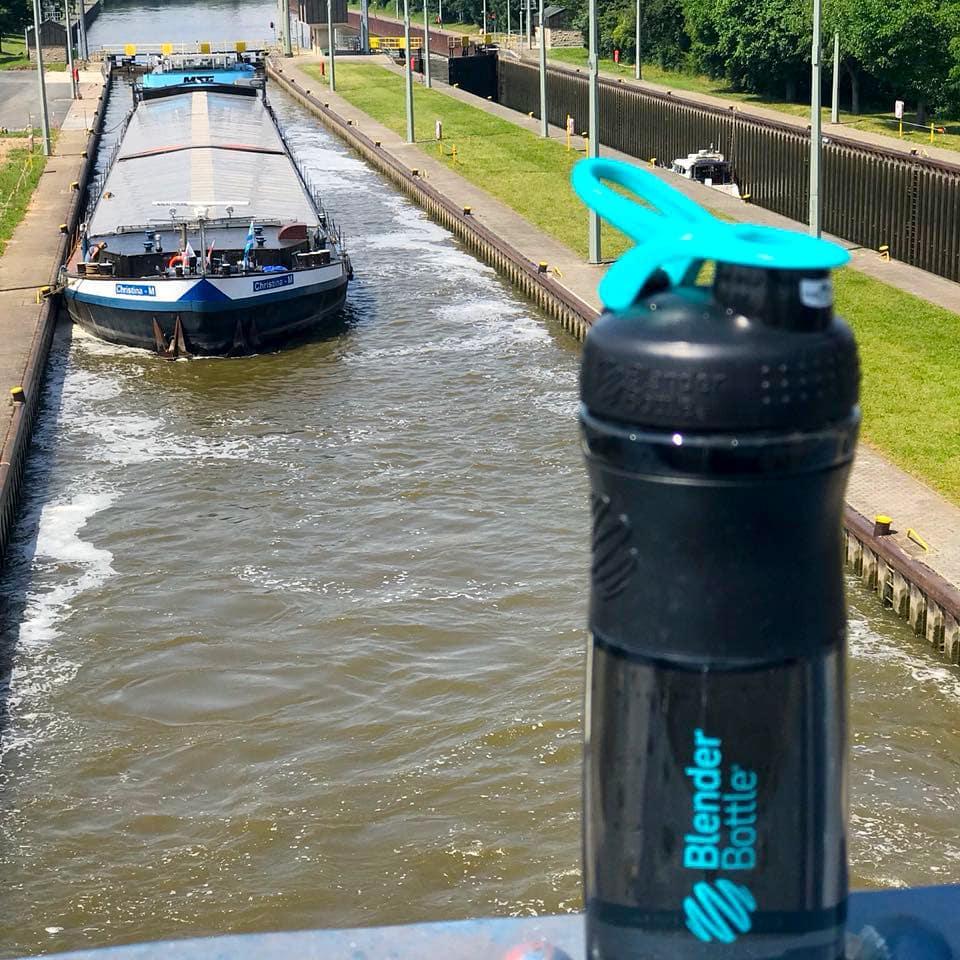 Шейкер спортивний Blender Bottle SportMixer 20oz/590ml Black Teal (1838397999)