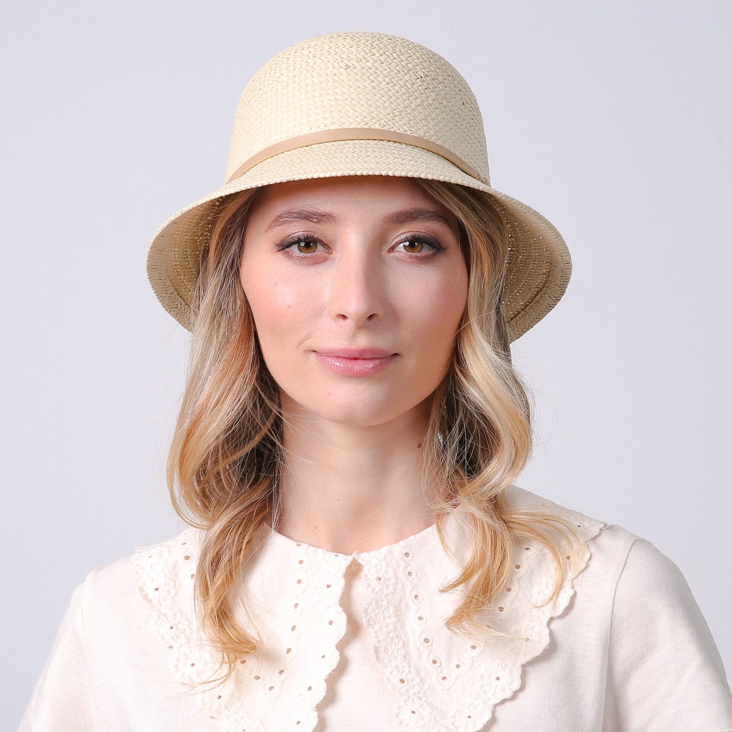 Шляпа женская с ремешком LuckyLOOK Синтия One Size Бежевый 734-418