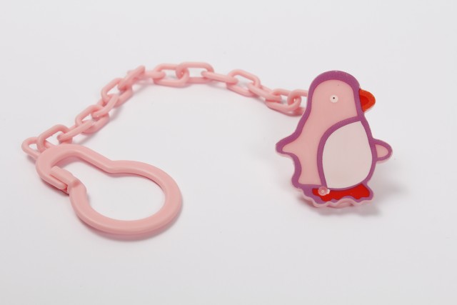 Ланцюжок для пустушки з кліпсою ТМ Курносики Пінгвін Рожевий (7090 рож)
