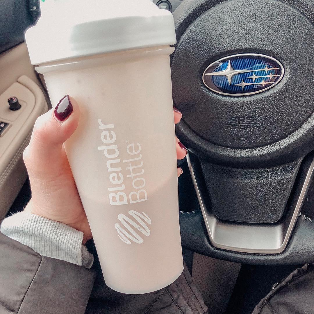 Шейкер спортивний Blender Bottle Classic 28oz/820ml White (1838398280)