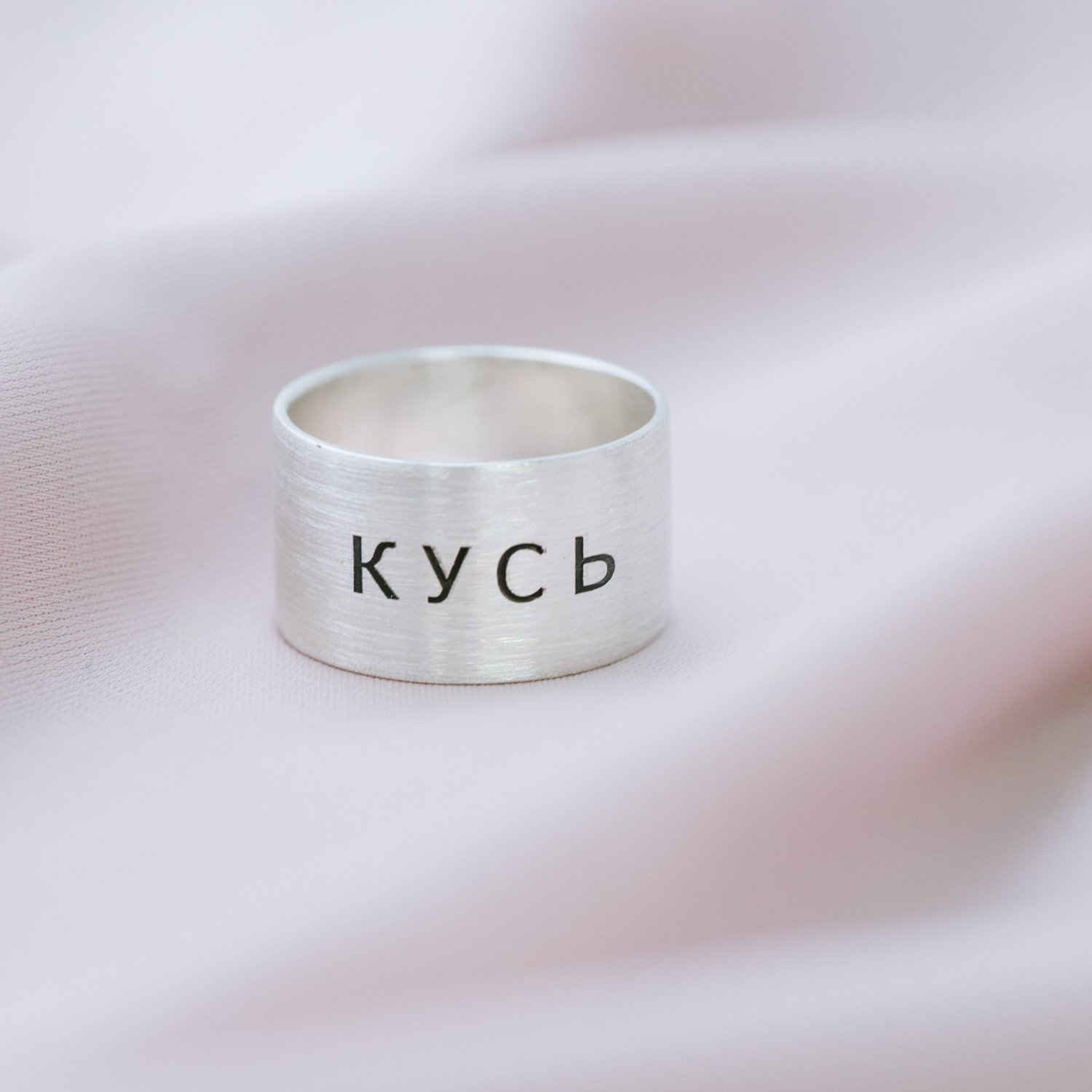 Срібна каблучка з гравіюванням Кусь 112143кус Онікс 15