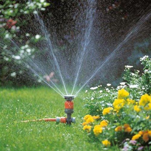 Дождеватель Vario Comfort на пике Gardena