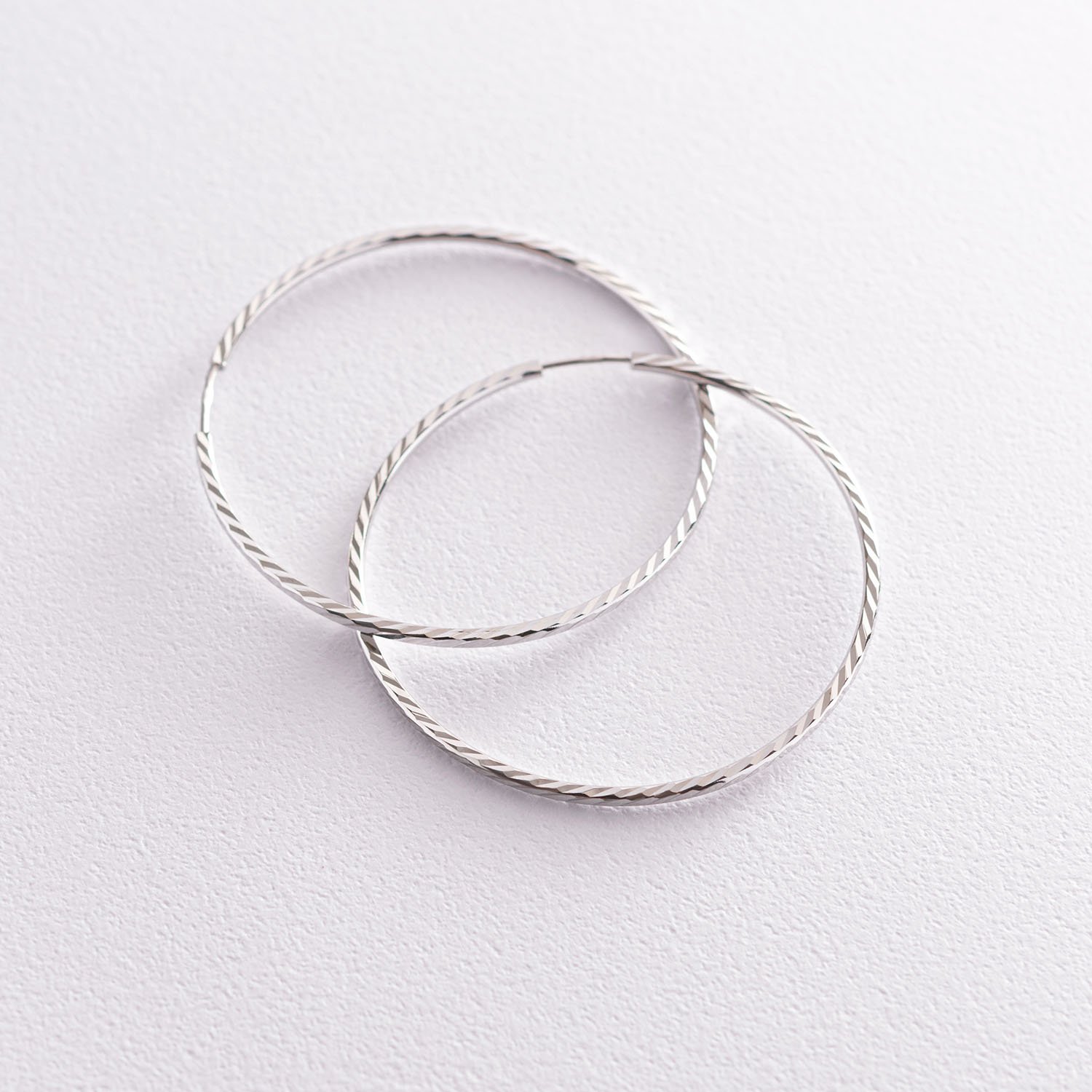 Серьги - кольца в белом золоте (4.6 см) с07142 Оникс