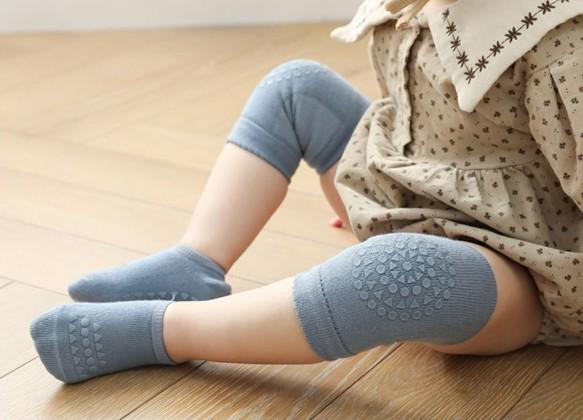 Набір наколінників та шкарпеток дитячих для повзання малюків Hoz Children Knee One Size Blue