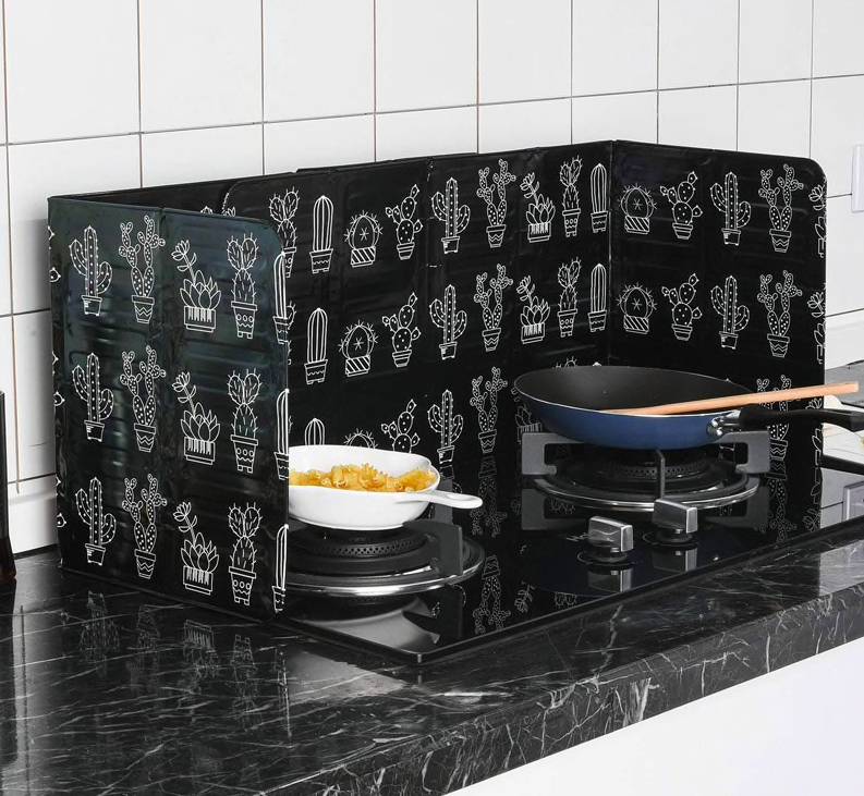 Щит-заслінка для плити на кухню від бризок олії Jellys 845X32X8мм Чорний (Щ2)