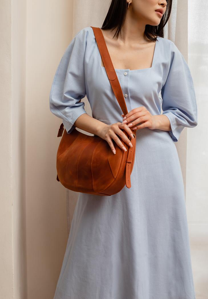 Шкіряна жіноча сумка Круасан свіло-коричнева BlankNote