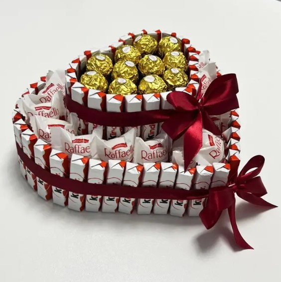 Подарунковий набір двоярусний торт подарунок з кіндерів PRO №2 30х25 см 1350 г 96 шт Красный